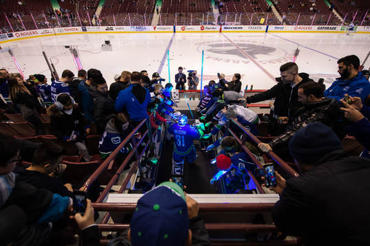 Goalkeeper Anders Nilsson of Vancouver Canucks makes an