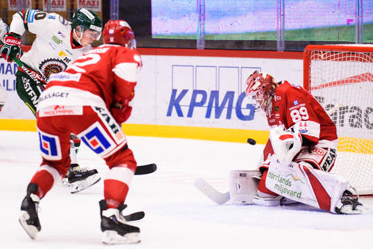 Timrås målvakt Niklas Svedberg räddar från Frölundas