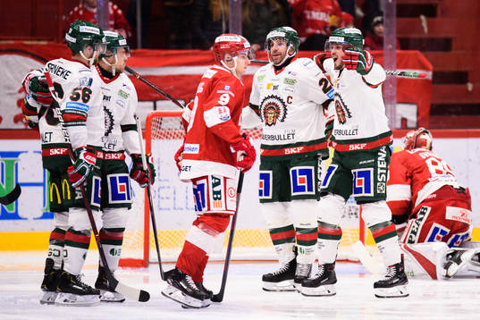 Frölundas Mats Rosseli Olsen jublar med lagkamrater