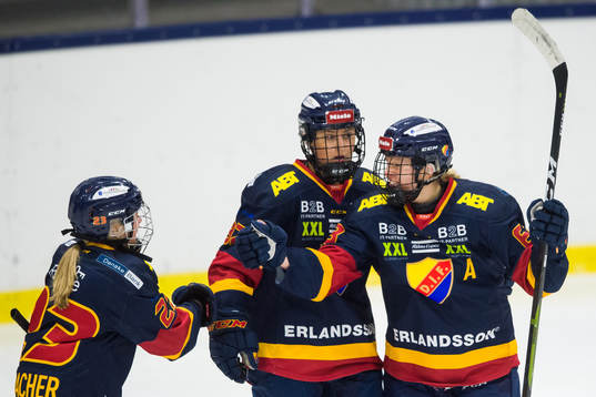 Djurgårdens Josefin Jakobsen jublar med lagkamrater