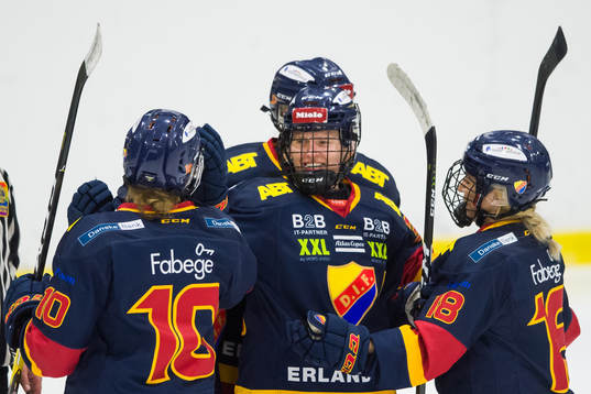 Djurgårdens Josefin Jakobsen jublar med lagkamrater