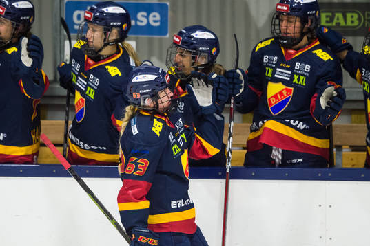 Djurgårdens Josefin Jakobsen jublar med lagkamrater