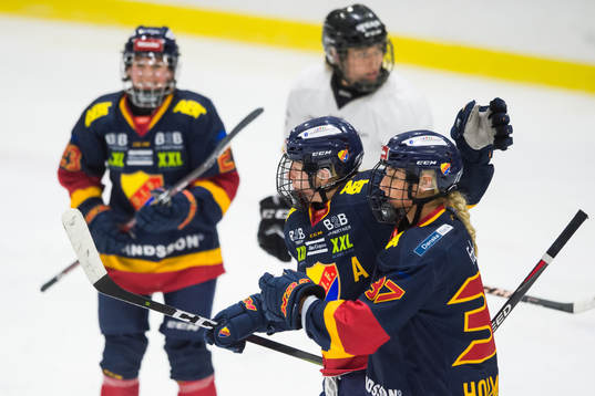 Djurgårdens Josefine Holmgren jublar med lagkamrater