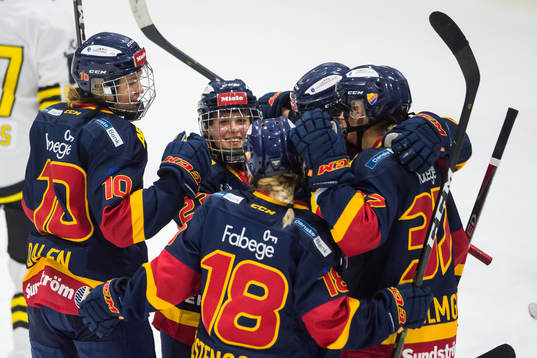 Djurgårdens Josefine Holmgren jublar med lagkamrater