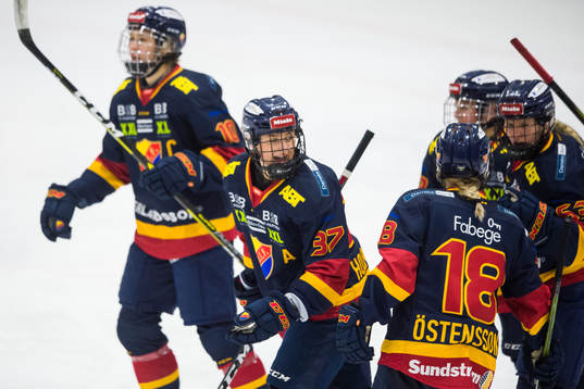 Djurgårdens Josefine Holmgren jublar med lagkamrater