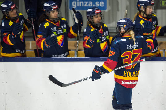 Djurgårdens Josefine Holmgren jublar med lagkamrater