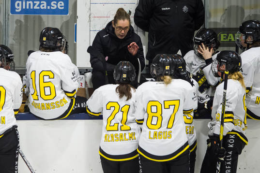 s tränare Emelie Berggren pratar med spelare