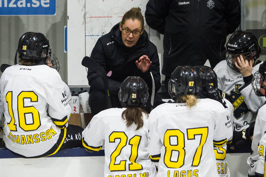 s tränare Emelie Berggren pratar med spelare