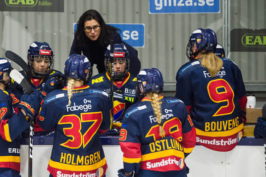 Djurgårdens tränare Alana Blahoski  pratar med spelare