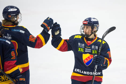 Djurgårdens Alice Östensson jublar med lagkamrater