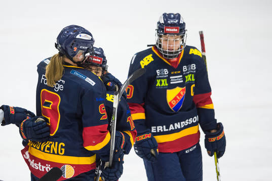 Djurgårdens Alice Östensson jublar med lagkamrater