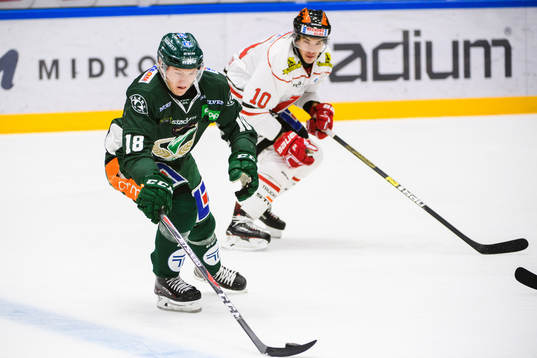 Färjestads Axel Ottosson och Örebros Shane Harper
