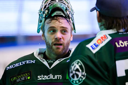 Färjestads målvakt Markus Svensson deppar och pratar med