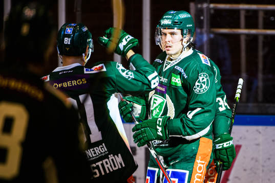 Färjestads Joakim Nygård jublar med lagkamrater
