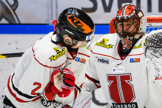 Örebros Rasmus Rissanen får en puck på sig