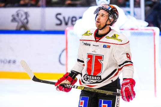 Örebros Tylor Spink deppar ishockeymatchen i SHL mellan