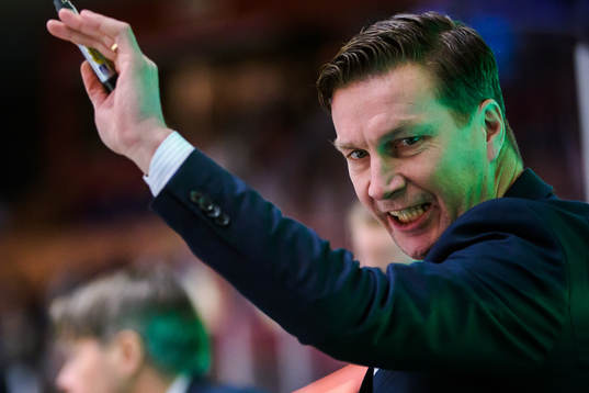Färjestads tränare Johan Pennerborn reagerar