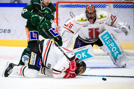 Örebros Rasmus Rissanen får en puck i huvudet