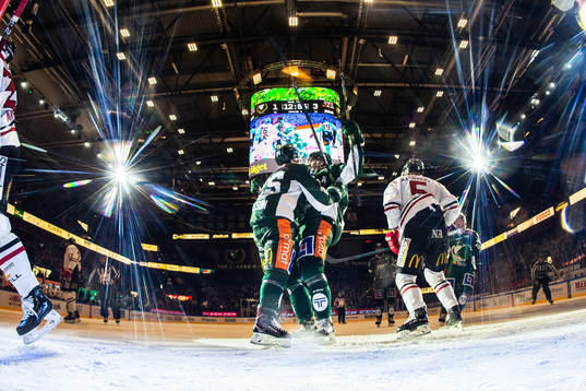 Färjestads Martin Johansson och Linus Johansson jublar