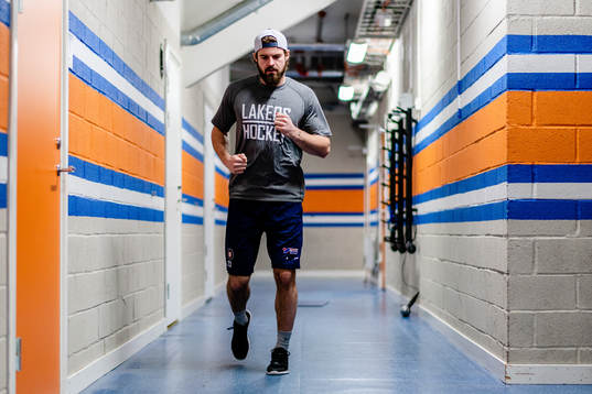 Växjös Roman Horak värmer upp före  ishockeymatchen i
