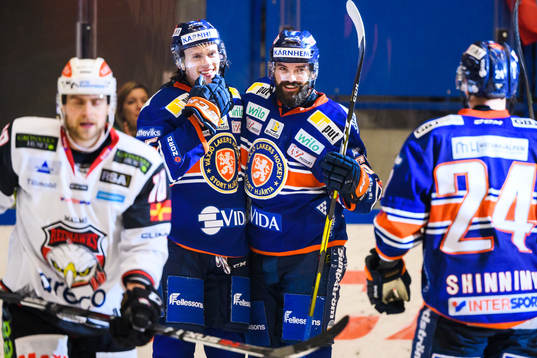 Växjös Dominik Bokk och Linus Fröberg jublar