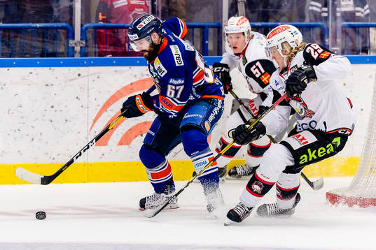 Växjös Linus Fröberg jagas av Malmö Redhawks Emil