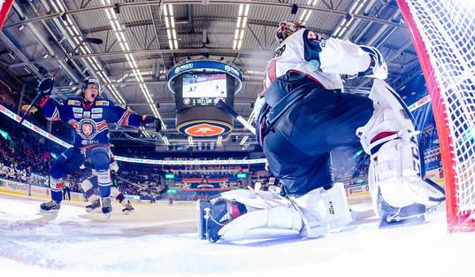 Växjös Dominik Bokk jublar och Malmö Redhawks målvakt