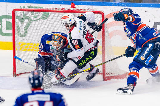Malmö Redhawks Carl Persson oroar framför Växjös