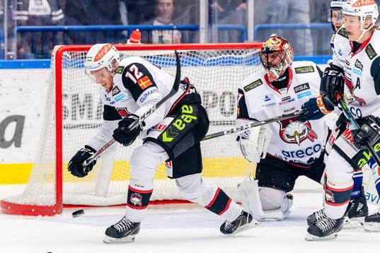 Malmö Redhawks Matias Lassen rensar framför eget mål