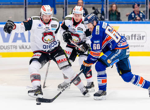Malmö Redhawks Stefan Warg sparkar pucken när Växjös