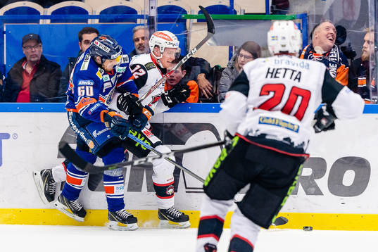 Växjös Erik Josefsson tacklar Malmö Redhawks Matias