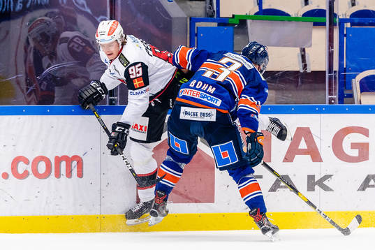 Växjös Oliver Bohm tacklar Malmö Redhawks Simon Ericsson