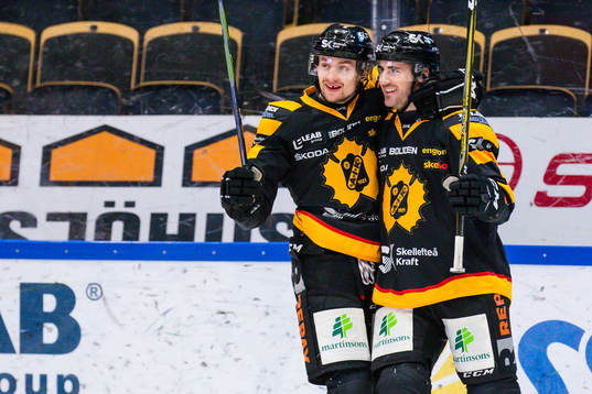 Skellefteås Adam Pettersson och Bud Holloway jublar