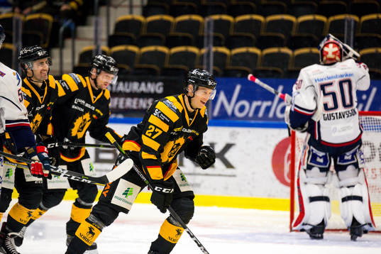 Skellefteås Robin Alvarez och Bud Holloway jublar