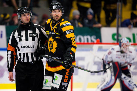 Skellefteås Jimmie Ericsson pratar med domare Mikael