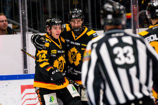 Skellefteås Andreas Wingerli  och Albin Sundsvik jublar