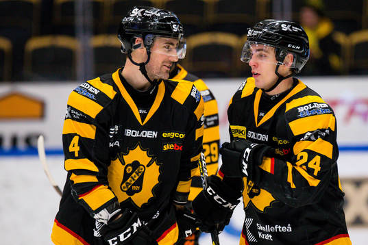 Skellefteås  Andreas Wingerli och Bud Holloway jublar