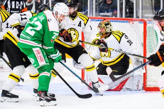 Rögles Daniel Zaar oroar framför Brynäs målvakt Joacim