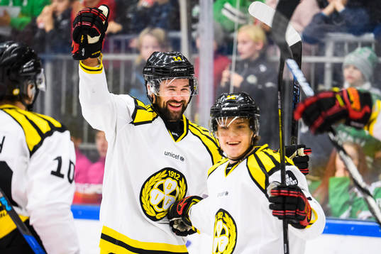 Brynäs Johan Alcén jublar med lagkamrater