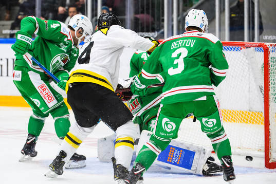 Brynäs Johan Alcén gör 0-3 bakom Rögles målvakt Justin