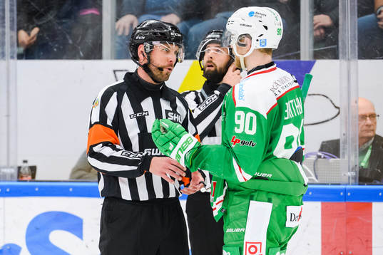 Rögles Ted Brithén i samtal med domarna