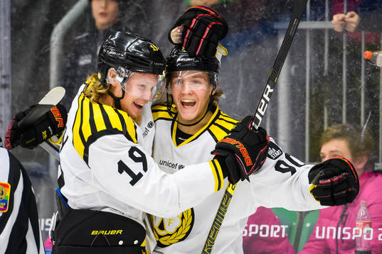 Brynäs Jesper Boqvist jublar med Ludvig Nilsson