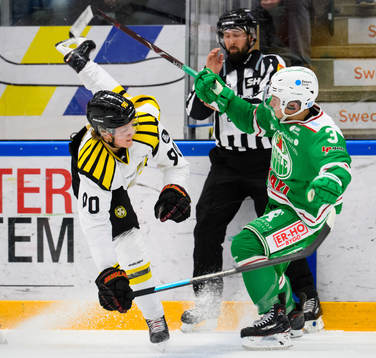 Rögles Daniel Bertov tacklar Brynäs Jesper Boqvist