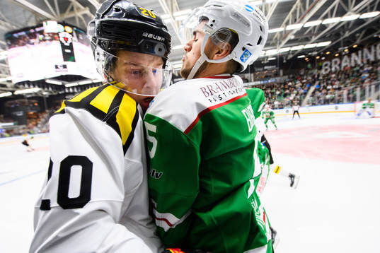 Brynäs Marcus Westfält tacklas av Rögles Alen Bibic