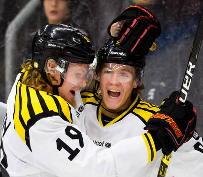 Brynäs Jesper Boqvist jublar med Ludvig Nilsson