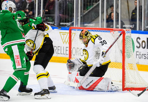 Brynäs målvakt Joacim Eriksson räddar skott från