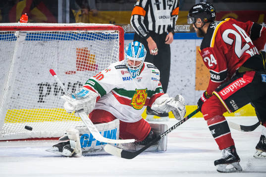 Moras målvakt Janne Juvonen och Luleås Johan Harju