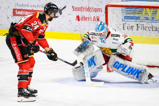 Luleås Nils Lundkvist och Moras målvakt Janne Juvonen