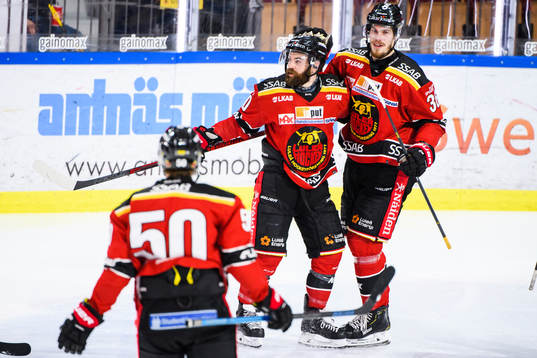 Luleås Jack Connolly och Emil Larsson jublar