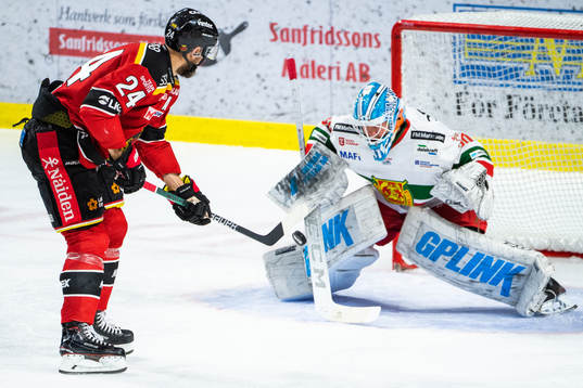 Luleås Johan Harju och Moras målvakt Janne Juvonen